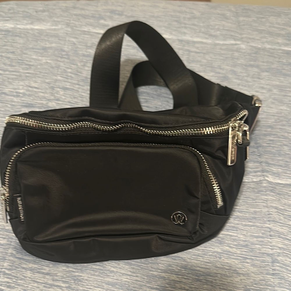 Oversized Lululemon Everywhere Belt Bag Crossbody Bag